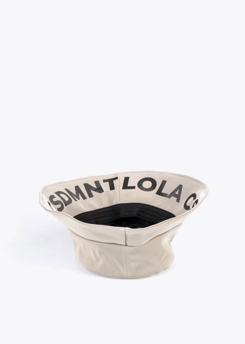 GORRO DE VINILO COLOR CREMA CON LOGO INTERIOR DE LOLA CASADEMUNT