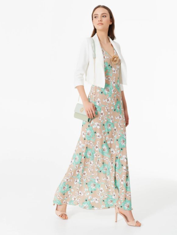Vestido de gasa largo con estampado floral en tonos tierra y aloe, escote pico con broche flor, de Rinascimento