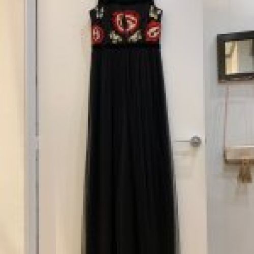 VESTIDO LARGO DE TUL NEGRO PLUMETI CON FLOR ROJA DE CRAZY LONDON