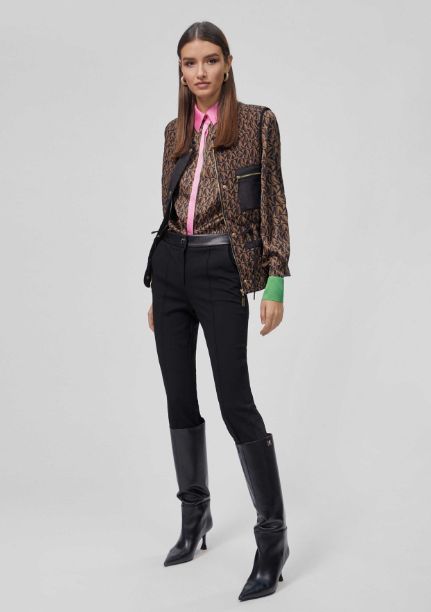 Chaleco con acolchado fino, fruncido en cintura con cordón, con estampado M en negro y chocolate, de Lola Casademunt