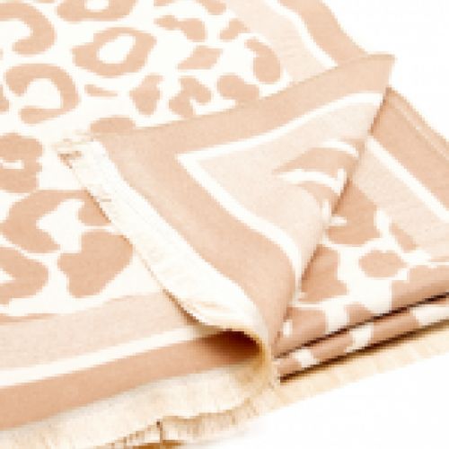 Pañuelo grande de lana con estampado animal print en color beige y crudo, de Rinascimento