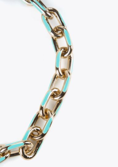 Collar corto de cadena dorada combinada con color azul de Lola Casademunt