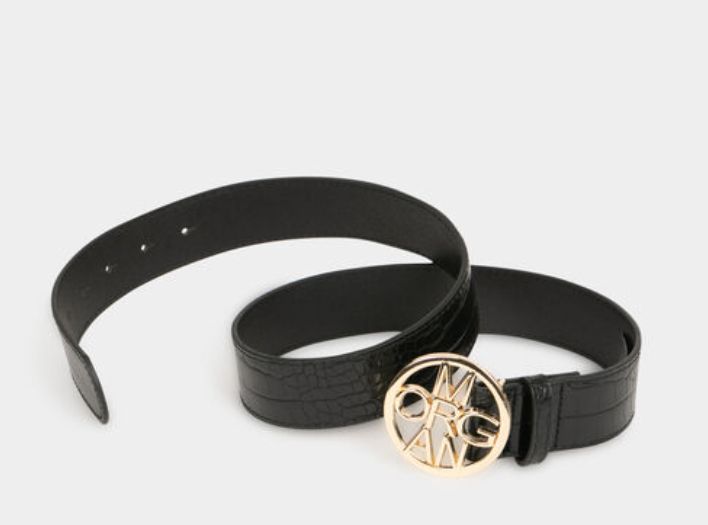 Cinturón negro imitación cocodrilo con hebilla logotipada en dorado