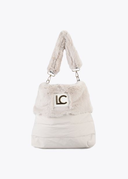 Bolso acolchado en color crudo con terminación y asa en pelo sintético al tono, de Lola Casademunt