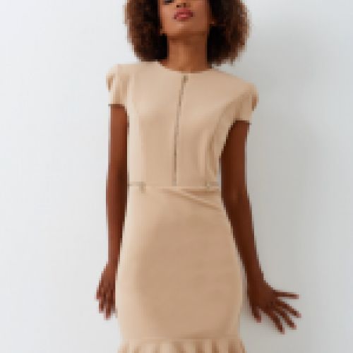 Vestido en color beige con detalle cremalleras y volante en el bajo de Rinascimento