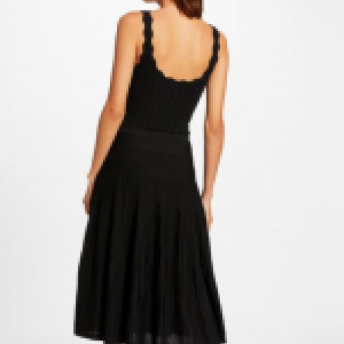 Vestido de punto en color negro con tirante fino y falda vuelo de Morgan de Toi