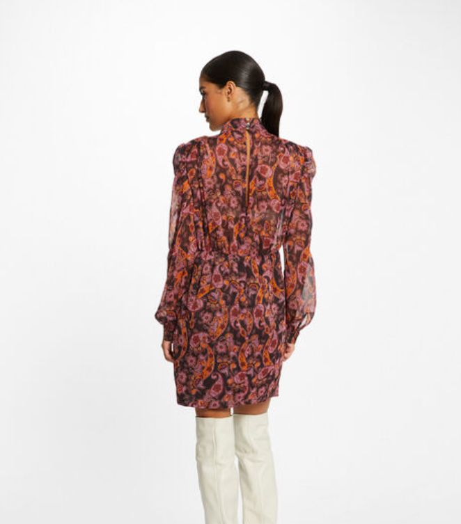 Vestido de gasa con estampado combinado en tonos morados y naranjas, falda cruzada y blusa con hombreras, de Morgan de Toi