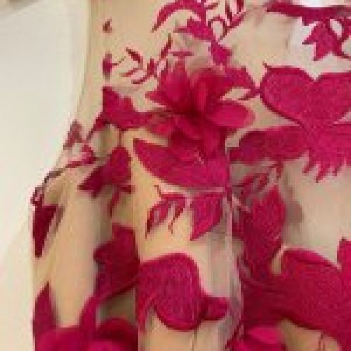 MONO FÚCSIA CON FLORES SUPERPUESTAS DE NURIBEL COUTURE