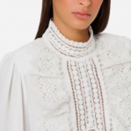 Camisa de georgette en color blanco con cuello alto y pechera de encaje con mangas abullonadas y puños altos de Elisabetta Franchi