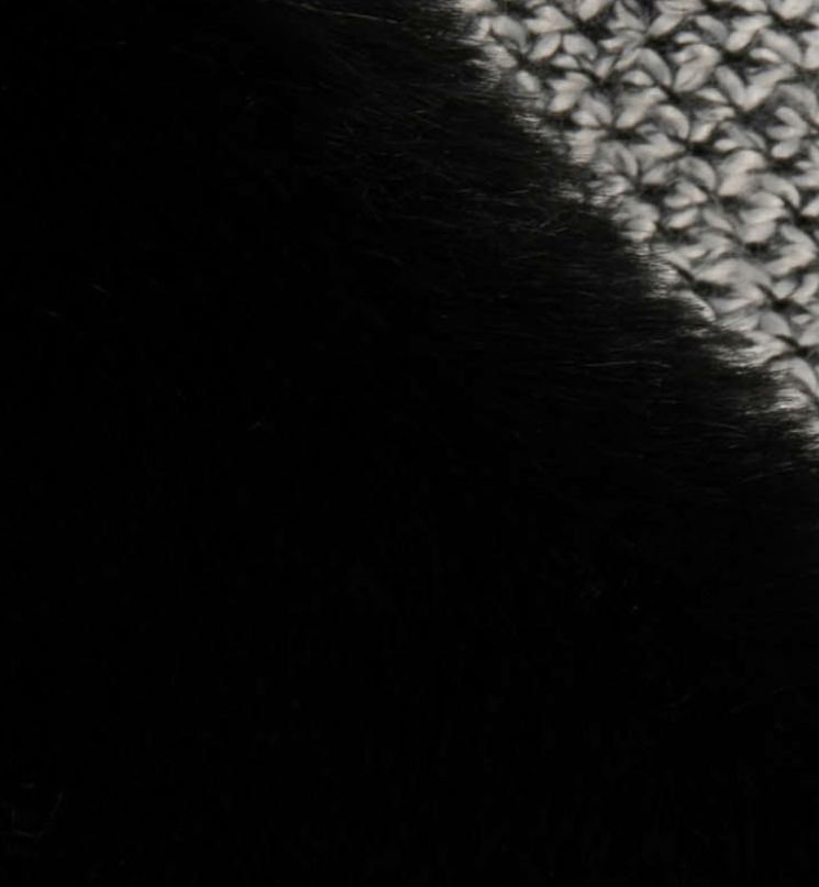 Capa de punto en color gris con capucha con pelo sintético en color negro, de Morgan de Toi