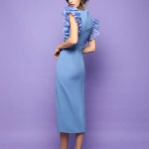 Vestido de crepe en color azul serenity, largo midi con cuerpo plisado y detalle volantes de organza, de Victoria Colección