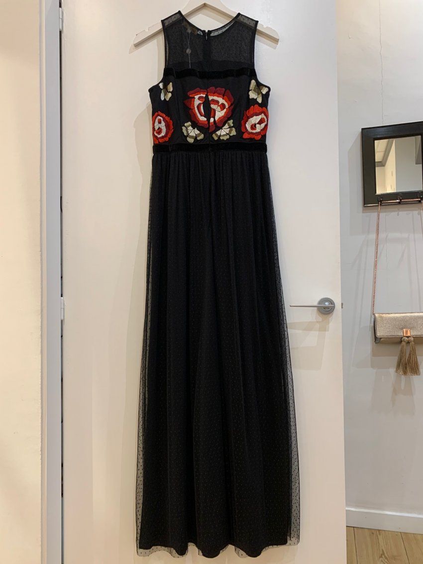 VESTIDO LARGO DE TUL NEGRO PLUMETI CON FLOR ROJA DE CRAZY LONDON