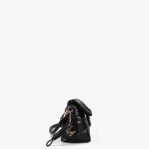 Bolso bandolera acolchado en color negro, cierre con M metálica, de Lola Casademunt