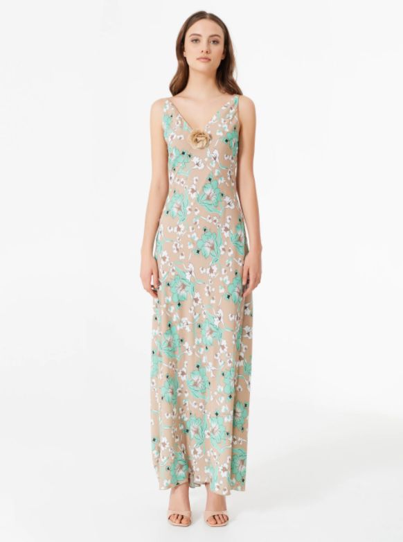 Vestido de gasa largo con estampado floral en tonos tierra y aloe, escote pico con broche flor, de Rinascimento