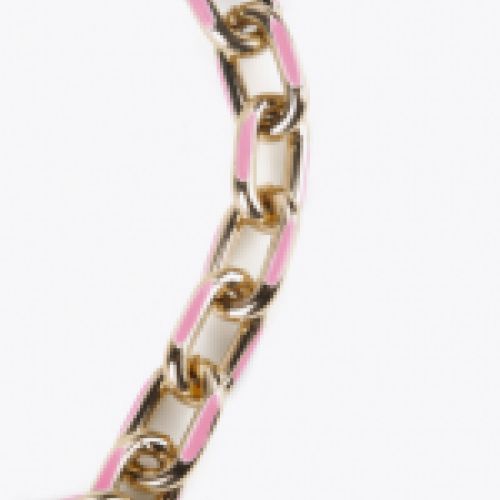 Collar corto de cadena dorada combinada con color rosa de Lola Casademunt