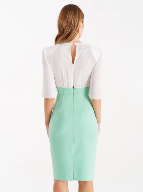 Vestido combinado con blusa de gasa en blanco y falda tubo en color aloe con detalle botones en cintura de Rinascimento