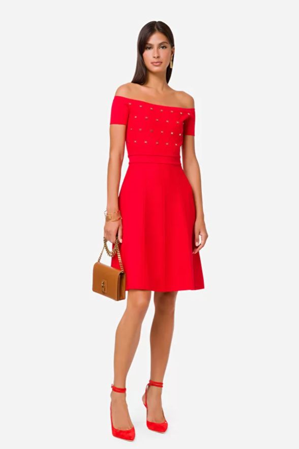 Vestido rojo de punto con detalles metálicos de logotipo en dorado de Elisabetta Frnachi