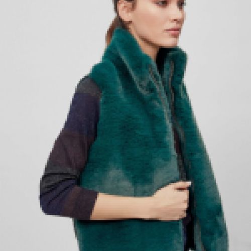 Chaleco de pelo sintético en color verde, parte trasera acolchada, de Lola Casademunt