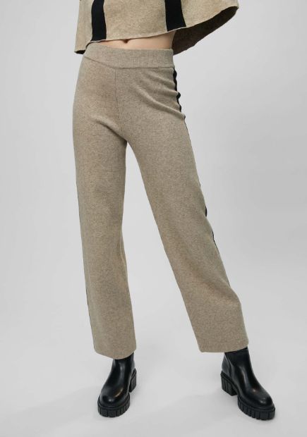 Pantalón de punto con cuerpo, en color beige con raya lateral en color negro, de Lola Casademunt