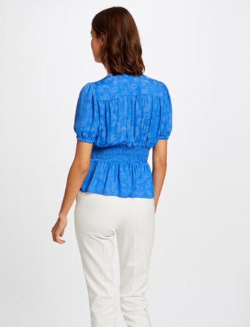 blusa sedosa en color azul serenity, con estampado cachemir, engtallado a cintura, de Morgan de Toi