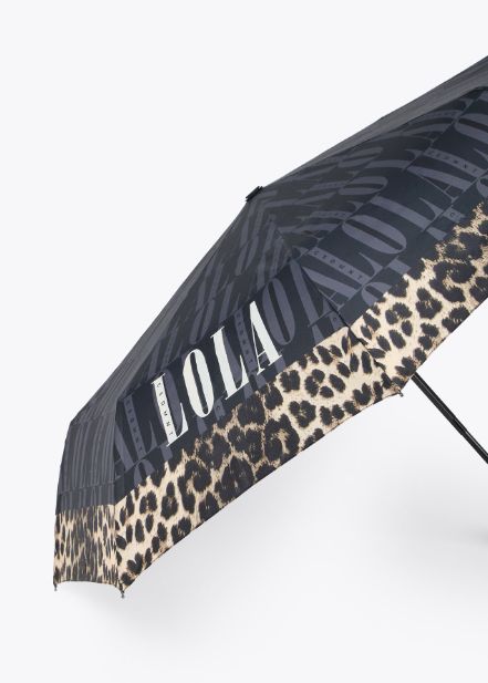 Paraguas con estampado logotipo en negro con franja animal print, de Lola Casademunt