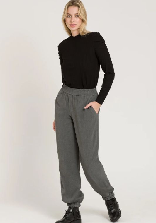 PANTALÓN GRIS CON GOMA EN CINTURA Y PUÑOS DE NAF NAF