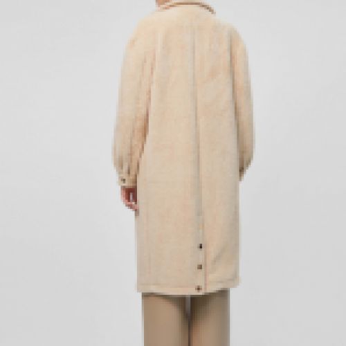 Abrigo largo de pelo sintético en color beige claro con bolsillos, de Lola Casademunt