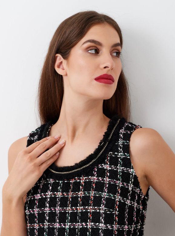 Vestido estilo chanel en color negro con contraste rosa y blanco de corte recto con detalle cadena en el cuello de Rinascimento