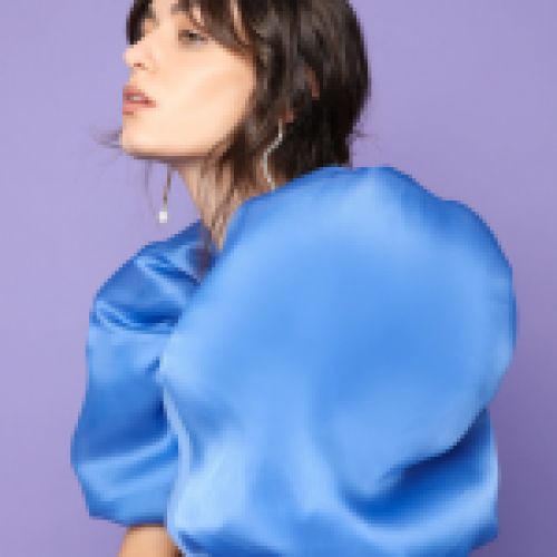 Vestido de crepe en color azul serenity, largo midi con falda cruzada y mangas princesa de organza y tul de Victoria Colección