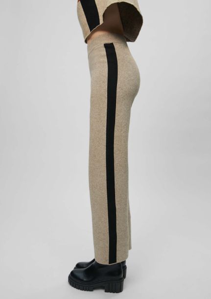 Pantalón de punto con cuerpo, en color beige con raya lateral en color negro, de Lola Casademunt