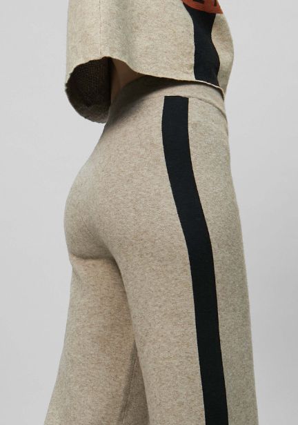 Pantalón de punto con cuerpo, en color beige con raya lateral en color negro, de Lola Casademunt