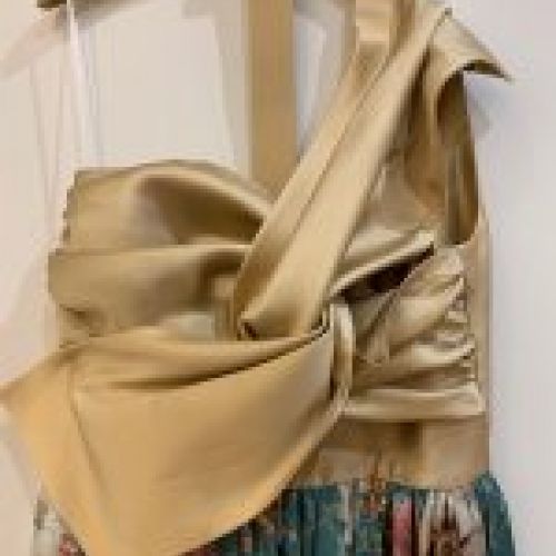 VESTIDO LARGO CUERPO ASIMÉTRICO DORADO Y FALDA ESTAMPADA AZUL DE NURIBEL