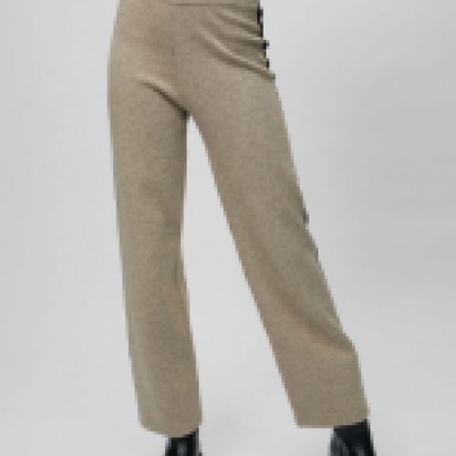 Pantalón de punto con cuerpo, en color beige con raya lateral en color negro, de Lola Casademunt