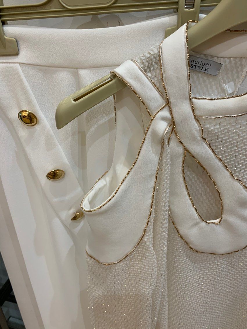 CONJUNTO DE BLUSA PLUMETI CON HOMBRO DESCUBIERTO Y PANTALÓN DE CREPE DE NURIBEL