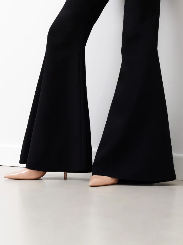 Pantalón negro de talle alto con maxi campana, de Rinascimento