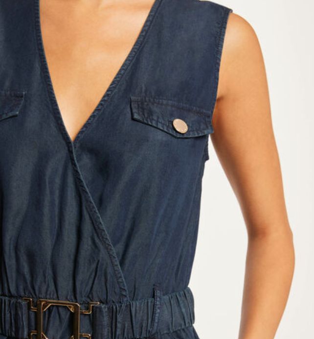 Vestido de tejido vaquero fino en color índigo, sin mangas y con volante en el bajo de Morgan de Toi