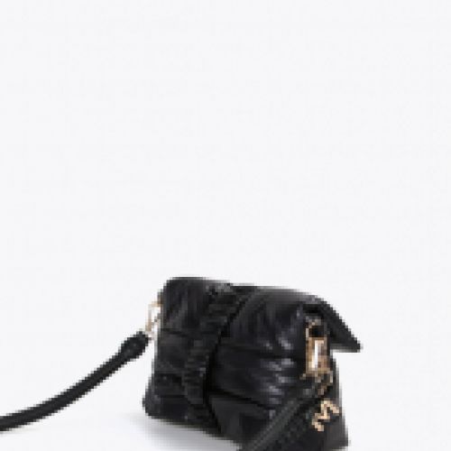 Bolso bandolera acolchado en color negro, cierre con M metálica, de Lola Casademunt