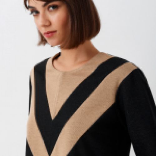Jersey en color gris grafito con dibujo de doble V en camel, de Rinascimento