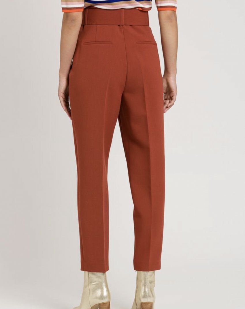PANTALÓN DE TALLE ALTO EN COLOR TEJA CON CINTURÓN DE NAF NAF