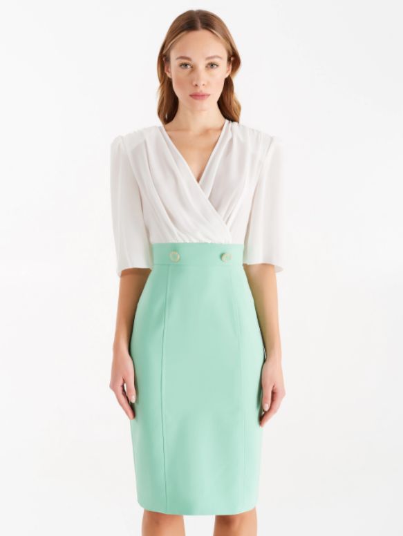 Vestido combinado con blusa de gasa en blanco y falda tubo en color aloe con detalle botones en cintura de Rinascimento