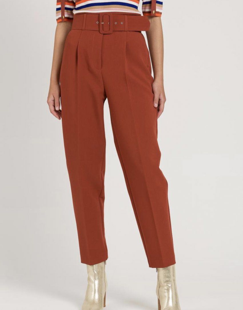PANTALÓN DE TALLE ALTO EN COLOR TEJA CON CINTURÓN DE NAF NAF