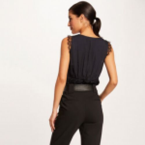 blusa lencera en color azul marino con encaje en negro, de Morgan de Toi