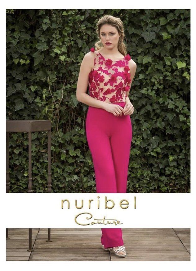 MONO FÚCSIA CON FLORES SUPERPUESTAS DE NURIBEL COUTURE