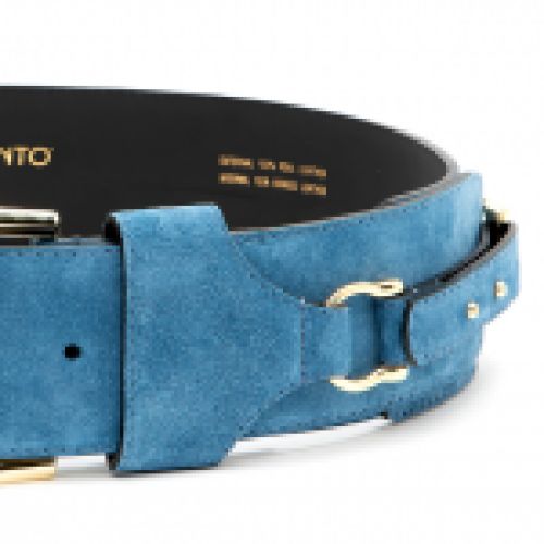 Cinturón ancho de piel en color azul serenity con pasadores en dorado, de Rinascimento