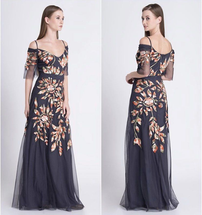 VESTIDO LARGO NEGRO DE TUL BORDADO ESTILO MANTÓN DE CRAZY LONDON