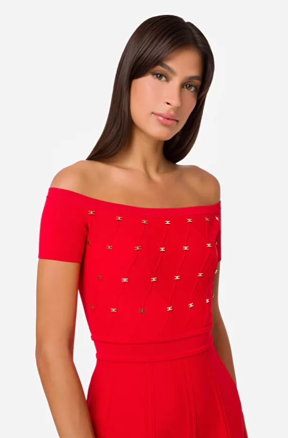 Vestido rojo de punto con detalles metálicos de logotipo en dorado de Elisabetta Frnachi