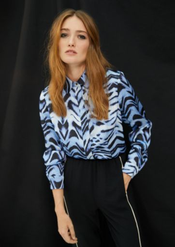 Blusa sedosa de estilo camisero, estampada en animal print combinando azules y negro, de Lola Casademunt