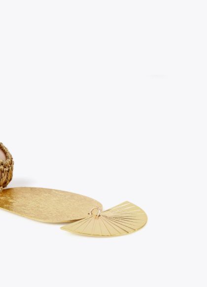 pendientes con maxi piezas de diferente tamaño en dorado de Lola Casademunt