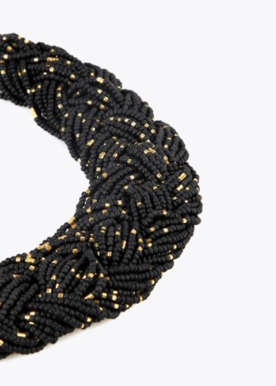 Collar corto en forma trenza combinado en color negro con cuentas en color dorado de Lola Casademunt