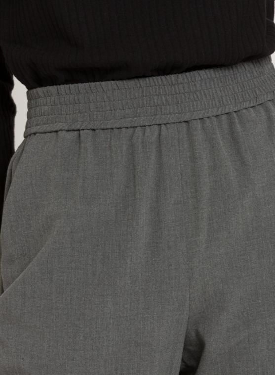 PANTALÓN GRIS CON GOMA EN CINTURA Y PUÑOS DE NAF NAF
